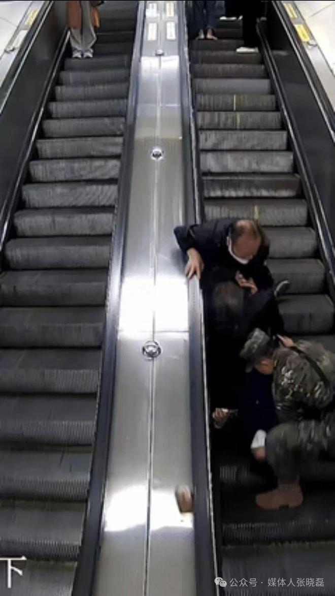 飞跃扶梯，武警官兵紧急救助摔倒老人